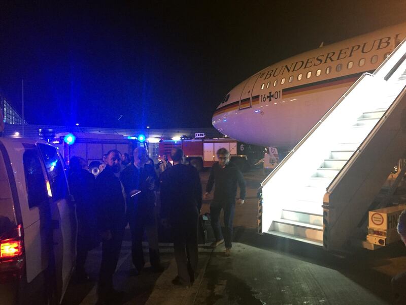 People gather around German Chancellor's Airbus "Konrad Adenauer" on November 29, 2018 on the tarmac of Cologne's airport after an emergency landing. German Chancellor Angela Merkel will miss the opening of the G20 summit in Argentina after her plane was forced to make an emergency landing in Cologne due to a technical problem, her spokeswoman said. - Germany OUT
 / AFP / dpa / Joerg BLANK
