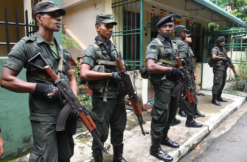 Sri Lankan army soldiers stands guard on a roadside during special cordon-and-search operations in Colombo on May 25, 2019. Sri Lanka's military launched a major hunt on May 25 for remnants of an Islamist group which carried out the Easter suicide bombings that killed 258 people, officials said. / AFP / LAKRUWAN WANNIARACHCHI
