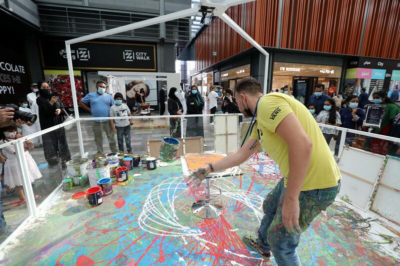 Dubai, United Arab Emirates - Reporter: N/A. Art. Live pendulum painting by Milan Kaeanic at City Walk. Saturday, August 1st, 2020. Dubai. Chris Whiteoak / The National