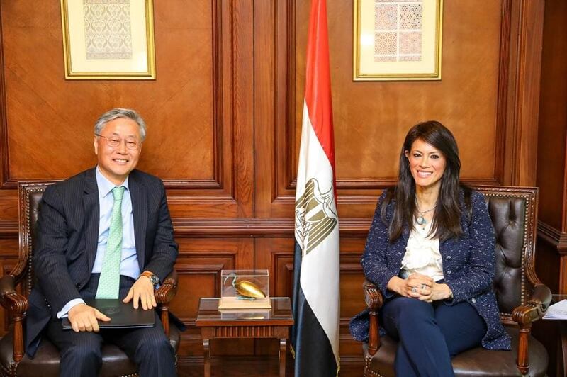 Egyptian Minister of International Co-operation Rania Al Mashat and South Korean ambassador to Egypt Kim Yong-Hyun at the signing ceremony. Photo: Egyptian Ministry of International Co-operation