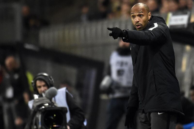 Monaco's French coach Thierry Henry gestures on the sideline during the French L1 football match between Amiens SC and AS Monaco at the Licorne stadium in Amiens on December 4, 2018. / AFP / FRANCOIS LO PRESTI
