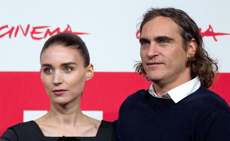 epa03943973 US actress/cast member Rooney Mara (L) and compatriot actor/cast member Joaquin Phoenix (R) pose during the photocall for the movie 'Her' at the 8th annual Rome Film Festival, in Rome, Italy, 10 November 2013. The movie is presented in the official competition at the festival that runs from 08 to 17 November.  EPA/CLAUDIO PERI