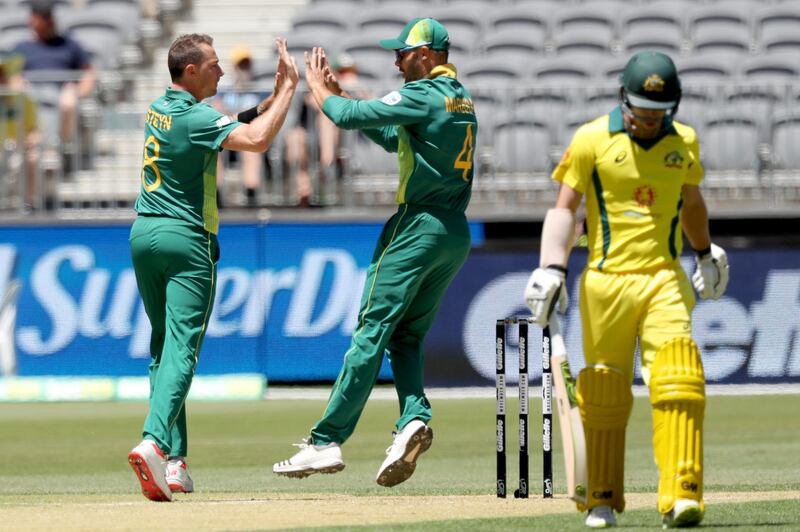 epa07140398 Dale Steyn (L) of South Africa is congratulated by Aiden Markram after dismissing Travis Head (R) of Australia during the first One-Day International (ODI) match between Australia and South Africa at Optus Stadium in Perth, Australia, 04 November 2018.  EPA/RICHARD WAINWRIGHT EDITORIAL USE ONLY, IMAGES TO BE USED FOR NEWS REPORTING PURPOSES ONLY, NO COMMERCIAL USE WHATSOEVER, NO USE IN BOOKS  AUSTRALIA AND NEW ZEALAND OUT  EDITORIAL USE ONLY