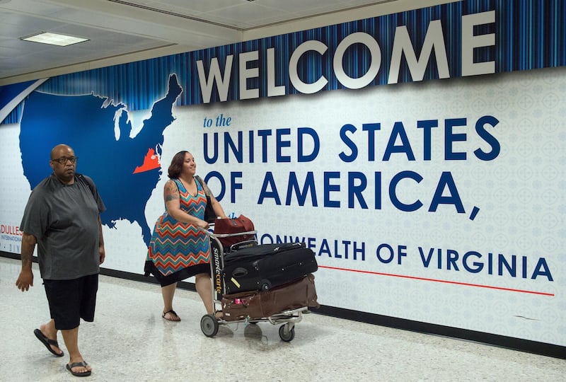 International travelers leave the Customs and Immigration area of Dulles International Airport (IAD) June 29, 2017, outside Washington, DC, in Dulles, Virginia.
The US began implementing a ban on travelers from six mostly Muslim countries, amid fresh controversy about who is exempt: those with "close family relationships" can get visas, but grandparents and grandchildren don't count. / AFP PHOTO / PAUL J. RICHARDS