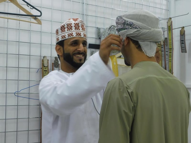 Saeed Mubarak Al Amri of Pride of Originality, Muscat, adds his finishing touches to an Omani turban. Courtesy Anna Zacharias.
