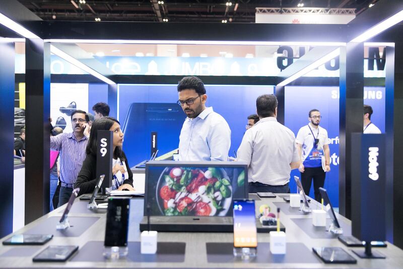 DUBAI, UNITED ARAB EMIRATES - OCTOBER 02, 2018. 

Customers view Samsung S9 phones at GITEX Shopper 2018.

(Photo by Reem Mohammed/The National)

Reporter: 
Section:  NA