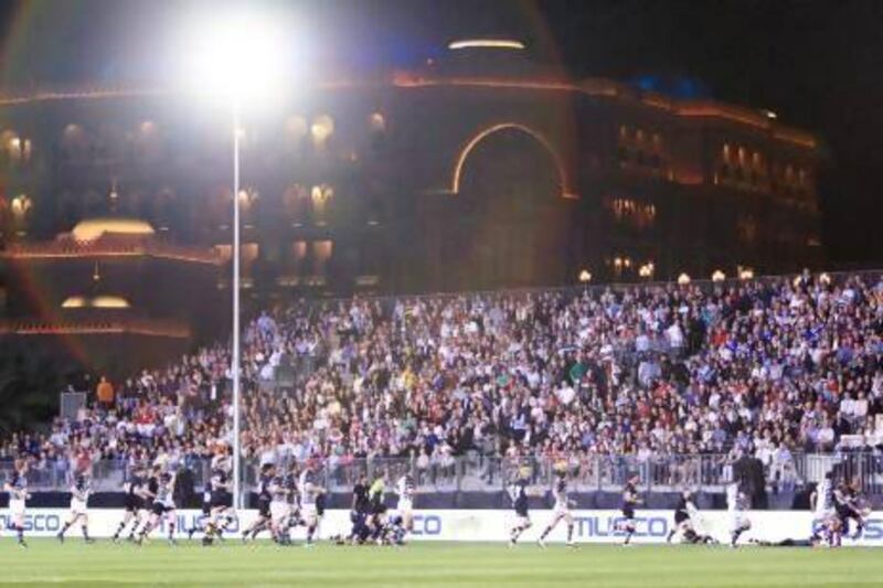 ABU DHABI - 30JAN2011 - Action from the rugby match between London Wasps (black) and Harlequins yesterday at Emirates Palace hotel grounds in Abu Dhabi. Ravindranath K / The National