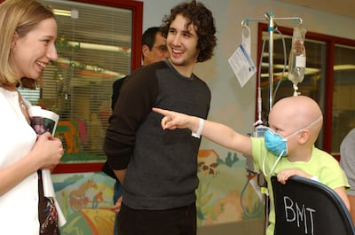 Josh Groban (center) at St. Jude Childrens Research Hospital Shower of Stars 40th Anniversary - Hospital Tour on 26 April 2003. Photo: Getty Images
