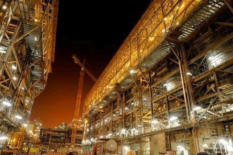 The Pearl GTL project in Qatar incorporates a sophisticated chemicals plant, an air separation unit, a power plant and an oil refinery, all connected by a maze of pipes stacked several storeys high. Courtesy Shell International
