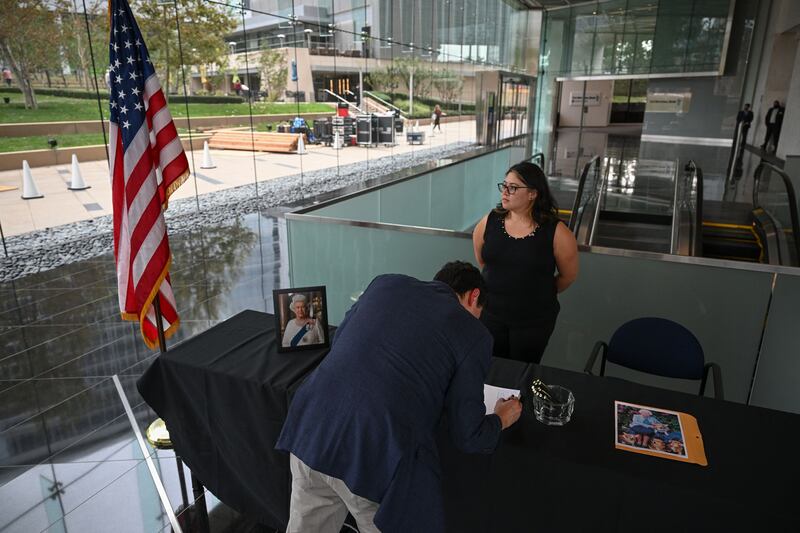 Jorge Kamine signs the condolence book in the lobby of the office building of the British consulate in Los Angeles. AFP