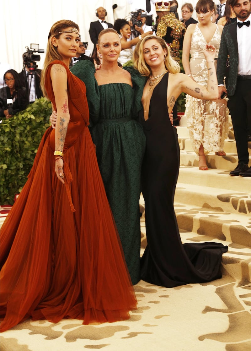 epa06718031 (L-R) Paris Jackson, Stella McCartney and Miley Cyrus arrives on the red carpet for the Metropolitan Museum of Art Costume Institute's benefit celebrating the opening of the exhibit "Heavenly Bodies: Fashion and the Catholic Imagination" in New York, New York, USA, 07 May 2018. The exhibit will be on view at the Metropolitan Museum of Art's Costume Institute from 10 May to 08 October 2018.  EPA-EFE/JUSTIN LANE