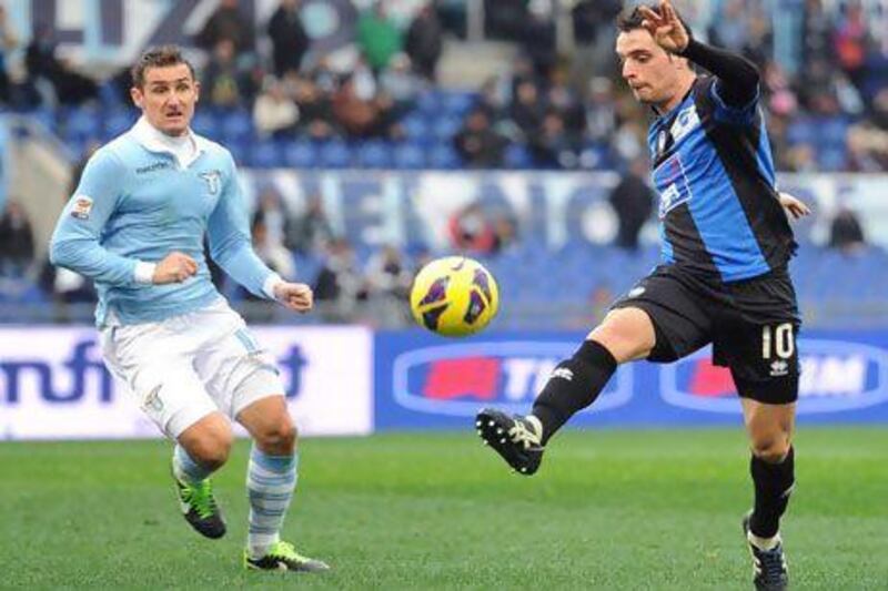 epa03533675 SS Lazio's Miroslav Klose (L) vies for the ball with Atalanta's Giacomo Bonaventura during their Italian Serie A soccer match at the Olimpico stadium in Rome, Italy, 13 January 2013. EPA/ETTORE FERRARI *** Local Caption *** 03533675.jpg