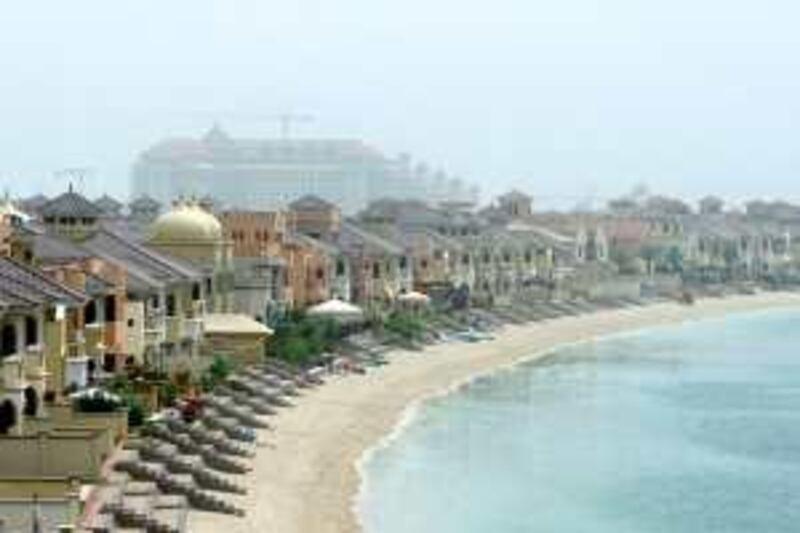 DUBAI, UNITED ARAB EMIRATES - MAY 6:  General view of houses on the Palm Jumeirah as seen from the Palm Monorail, in Dubai on May 6, 2009.   (Randi Sokoloff / The National)  For Business/News/Stock *** Local Caption ***  RS005-050609-PALM.jpg