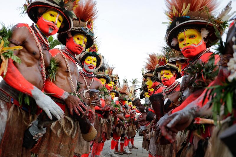 epa07166549 Traditional dancers from Hela tribe perform at the airport as they waiting arrival of President of China Xi Jinping ahead of the APEC summit in Port Moresby, Papua New Guinea, 15 November 2018. The 30th Asia-Pacific Economic Cooperation (APEC) summit brings together world leaders from its 21 Pacific Rim member nations and is being hosted for the first time by Papua New Guinea on 17 and 18 November 2018.  EPA/MAST IRHAM