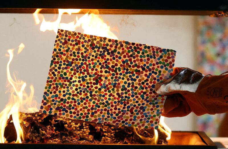 British artist Damien Hirst takes part in a burn event which is part of his latest NFT exhibition "The Currency", in London, Britain, October 11, 2022.  REUTERS / Hannah McKay     TPX IMAGES OF THE DAY