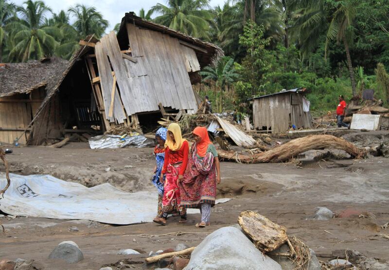 Residents walk in a village devastated by flashfloods in Salvador, Lanao del Norte in southern Philippines, December 24, 2017.    REUTERS/Richel V. Umel