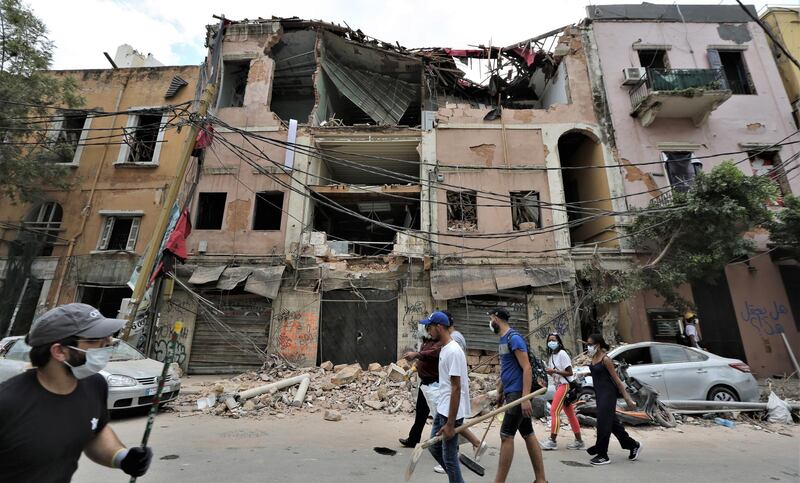 epa08594133 Volunteers help in removing rubble at the damaged Al-Gemayzeh area in Beirut, Lebanon, 09 August 2020. Lebanese Health Ministry said at least 160 people were killed, and more than 6000 injured in the Beirut blast that devastated the port area on 04 August and believed to have been caused by an estimated 2,750 tons of ammonium nitrate stored in a warehouse.  EPA/NABIL MOUNZER