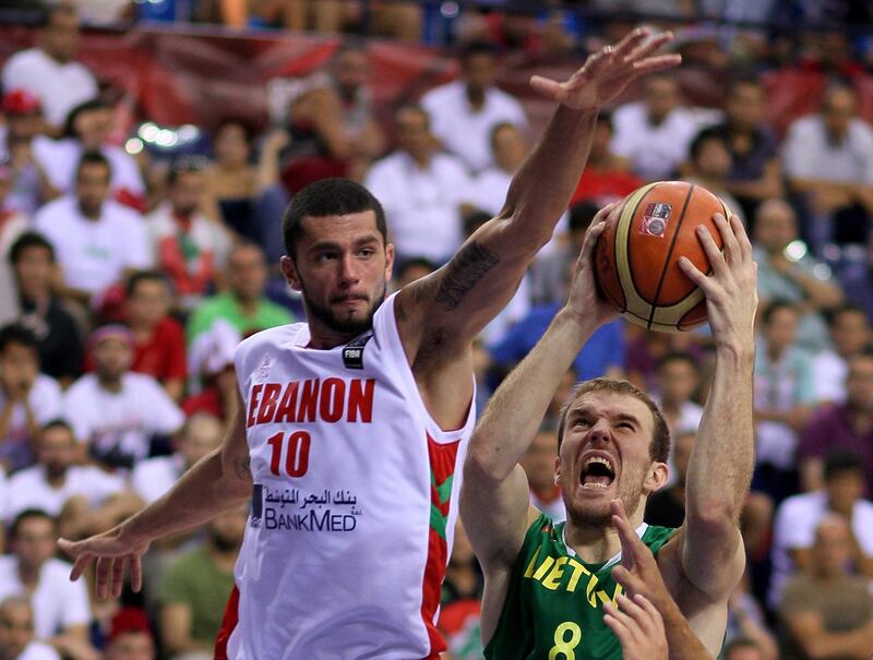 epa02312981 Lithuania's Martynas Gecevicius (R) pressures Lebanon's Ali Kanaan (L) during their FIBA World Basketball championship preliminary round match at Halkapinar arena in Izmir, Turkey, 02 September 2010.  EPA/ROBERT GHEMENT