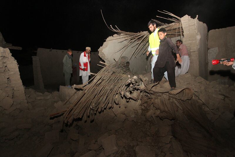 Iranian residents inspect damages after an earthquake hit the city of Saravan, in Sistan-Beluchistan province, in south-eastern Iran on April 16, 2013.  The epicentre of the 7.8 magnitude quake lay in southeast Iran but all of the deaths so far have been reported across the border in Pakistan's remote province of Baluchistan, where hundreds of mud-built homes suffered damage. AFP PHOTO / MEHR NEWS / HAMID SADEGHI
 *** Local Caption ***  927013-01-08.jpg