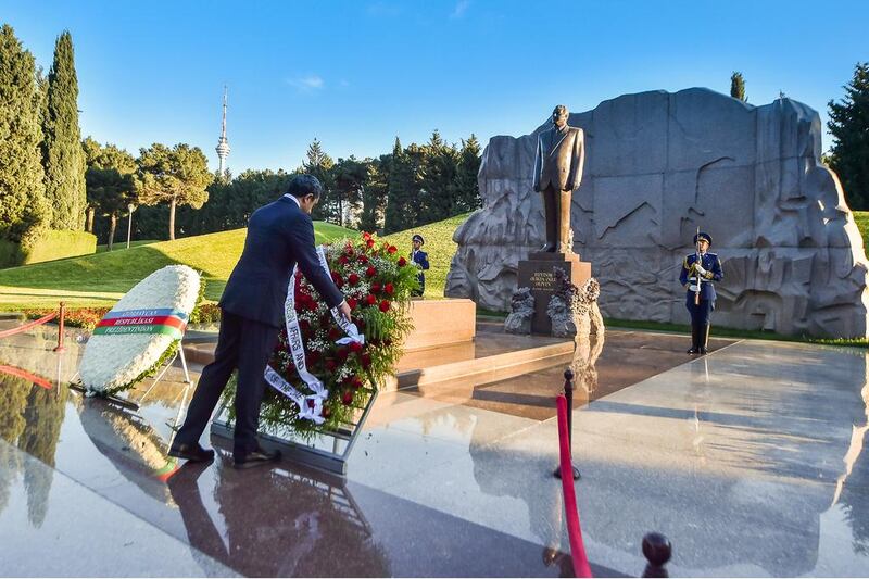 Sheikh Abdullah visits and lays a wreathe on the tomb of the national Azerbaijani leader, Heydar Aliyev. Wam