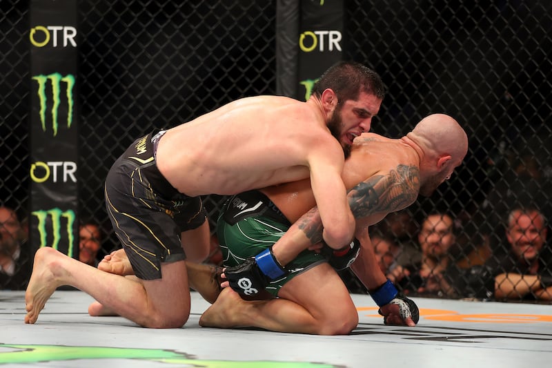 Islam Makhachev grapples with Alex Volkanovski at UFC 284. Getty