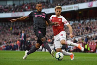 epa07041889 Everton's Theo Walcott (L) and Arsenal's Nacho Monreal (R) in action during the English Premier League soccer match between Arsenal FC and Everton FC in London, Britain, 23 September 2018.  EPA/NEIL HALL EDITORIAL USE ONLY. No use with unauthorized audio, video, data, fixture lists, club/league logos or 'live' services. Online in-match use limited to 75 images, no video emulation. No use in betting, games or single club/league/player publications