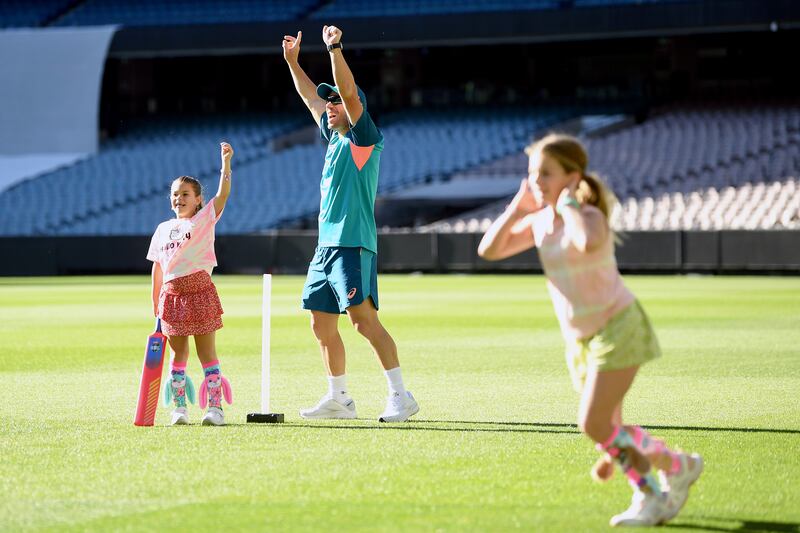 MELBOURNE, AUSTRALIA - DECEMBER 25: David Warner of Australia plays cricket with his daughters during an Australian Test Squad Training Session at Melbourne Cricket Ground on December 25, 2022 in Melbourne, Australia. (Photo by Morgan Hancock / Getty Images)
