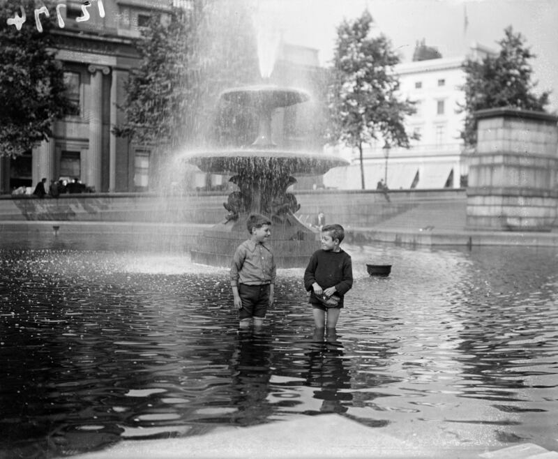 London schoolboys bathe in the fountain at Trafalgar Square in 1919.