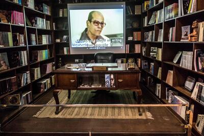 A picture taken on November 7, 2019 shows the desk of Egyptian novelist and nobel prize winner Naguib Mahfouz displayed at his museum at al-Azhar district in the heart of the capital Cairo.   The legacy of Islamic Cairo's most famous son Naguib Mahfouz lives on in its winding lanes 21 years after he became the only Arab to win the Nobel Literature Prize. / AFP / Khaled DESOUKI
