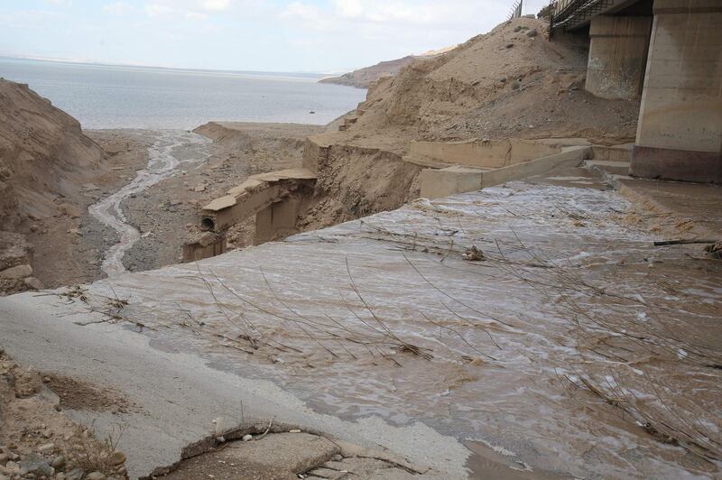 This picture taken on October 26, 2018, shows the site of a bus accident near the Dead Sea in Jordan. Flash floods in Jordan swept away a school bus yesterday killing at least 21 people, mostly pupils, emergency services said. / AFP / afp / Khalil MAZRAAWI
