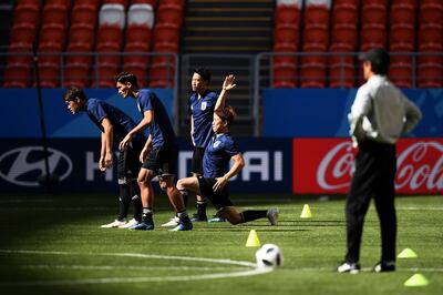 SARANSK, RUSSIA - JUNE 18: Japan's manager Akira Nishino (R) looks on as players stretch during a training session ahead of the FIFA World Cup Group H match between Colombia and Japan at Mordovia Arena on June 18, 2018 in Saransk, Russia. (Photo by Carl Court/Getty Images)