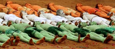 epa06145163 Indian students perform in a cultural program during the India's Independence Day celebrations in Bangalore, India, 15 August 2017. India celebrates 70 years of independence from British rule on 15 August 2017.  EPA/JAGADEESH NV