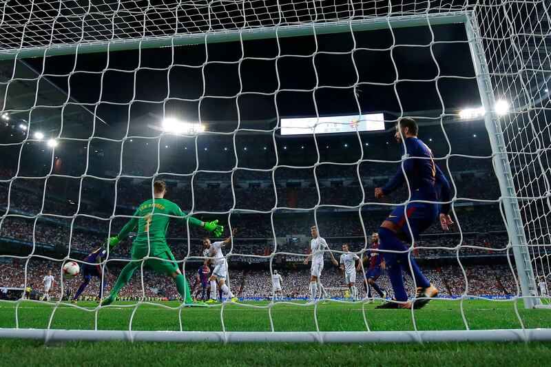 MADRID, SPAIN - AUGUST 16: Karim Benzema of Real Madrid CF scores their second goal during the Supercopa de Espana Final 2nd Leg match between Real Madrid and FC Barcelona at Estadio Santiago Bernabeu on August 16, 2017 in Madrid, Spain.  (Photo by Gonzalo Arroyo Moreno/Getty Images)