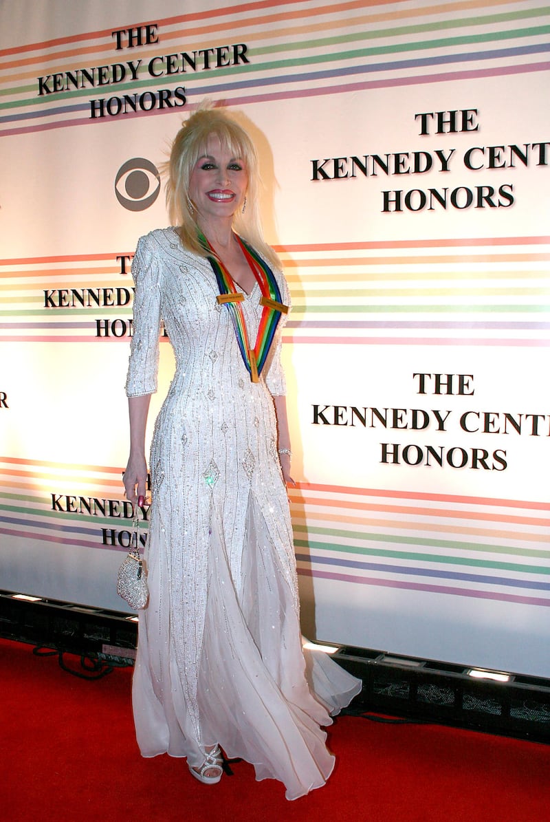 epa00877255 Country singer Dolly Parton  arrives at the Kennedy Center Honors, in Washington, DC, Sunday 03 December, 2006. Parton was one of the five honorees tonight.  EPA/MARK ABRAHAM