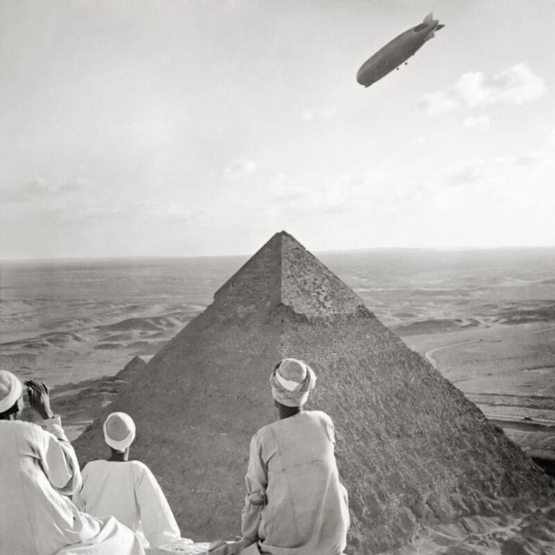 Egyptians watch from the top of the Great Pyramid as the Graf Zeppelin hovers over the Pyramid of Chephren in 1931. They will be able to do so again in 2016 if the World Sky Race gets off the ground. Courtesy Library of Congress / Corbis