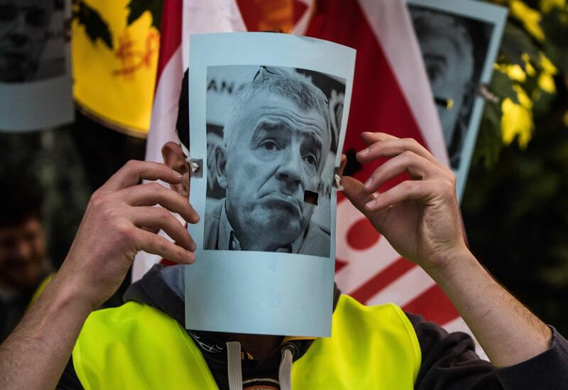 A man wears a mask with the portrait of O'Leary at the airport in Frankfurt am Main. AFP