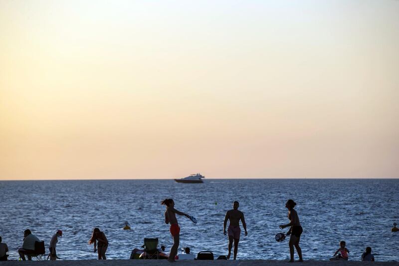 DUBAI, UNITED ARAB EMIRATES. 18 OCTOBER 2020. With the arrival of cooler weather residents of Dubai take every opportunity to enjoy the beach life. (Photo: Antonie Robertson/The National) Journalist: Standalone. Section: National.
