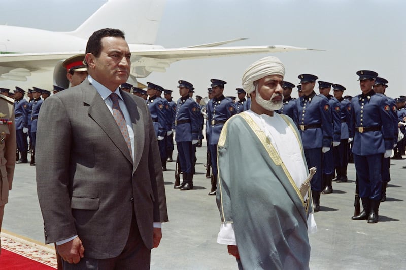 Egytian President Hosni Mubarak (L) and Oman's Sultan Qaboos bin Said (R) review the honor guard, on June 22, 1992 at Alexandria military airport. Sultan Qaboos is on an official visit to Egypt to discuss the Middle East peace process. (Photo by Mona SHARAF / AFP)