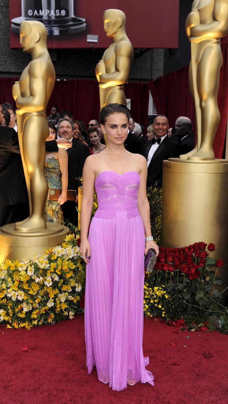 epa01644745 US actress Natalie Portman poses on the red carpet as she arrives for the 81st Academy Awards at the  Kodak Theatre in Hollywood, California, USA, 22 February 2009. The Academy Awards honor excellence in cinema.  EPA/ANDREW GOMBERT