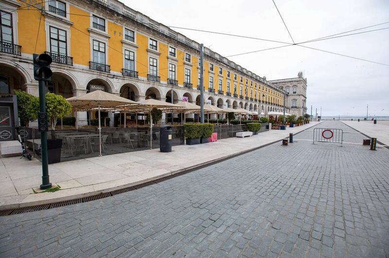  Lissabon, Portugal 7.02.2021 zum Thema Corona-Lockdown in Lissabon v.l., Menschenleer, die Innenstadt wirkt traurig, düster und trostlos Praca do Comercio, Straßencaf , leere Platz, Terrasse Foto: Joaquim Ferreira *** Lisbon, Portugal 7 02 2021 on the theme of Corona Lockdown in Lisbon v l , Deserted, the city center seems sad, gloomy and desolate Praca do Comercio, sidewalk caf , empty square, terrace Photo Joaquim Ferreira Copyright: JoaquimxFerreiraNo Use Switzerland. No Use Germany. No Use Japan. No Use Austria