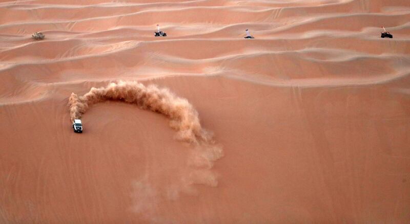 A dune buggy practices during a sand dune racing at the Liwa 2018 Moreeb Dune Festival on January 1, 2018, in the Liwa desert, some 250 kilometres west of the Gulf emirate of Abu Dhabi. / AFP PHOTO / KARIM SAHIB
