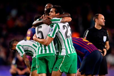 Betis players celebrate at the end of the Spanish league football match between FC Barcelona and Real Betis at the Camp Nou stadium in Barcelona on November 11, 2018. / AFP / Josep LAGO
