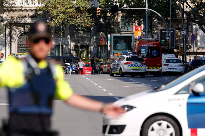 A policemen blocks the street to a cordoned-off area in central Barcelona. Pau Barrena /  AFP.