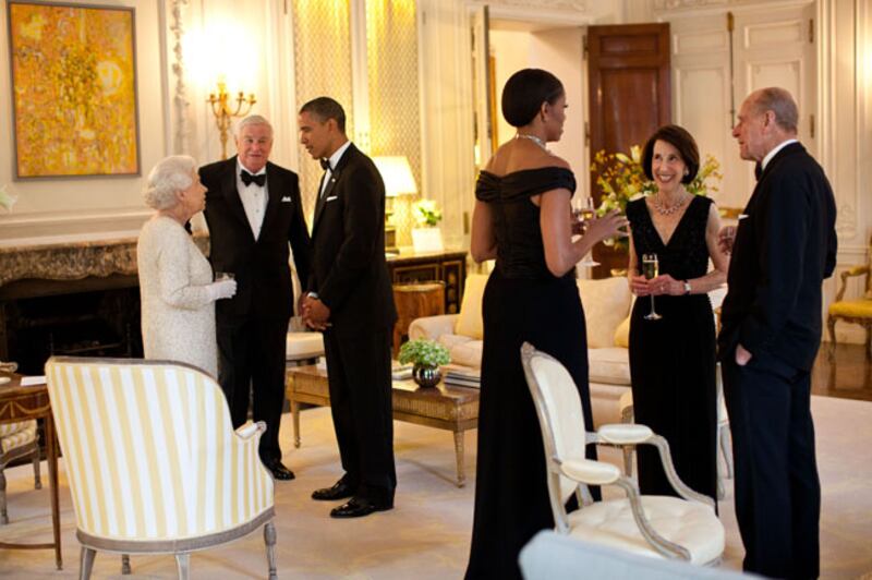 Mr and Ms Obama talk with the queen, Prince Philip, US ambassador Louis Susman and his wife, Margaret. Photo: US National Archives