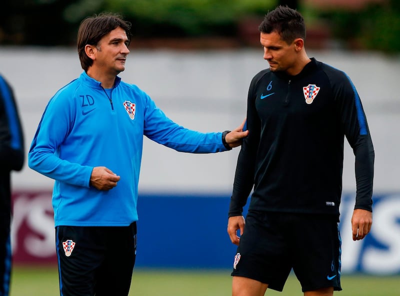 Croatia's defender Dejan Lovren (R) speaks with Croatia's coach Zlatko Dalic during a training session at the Adler training ground in Sochi on July 5, 2018, ahead of the Russia 2018 FIFA World Cup quarter final football match between Russia and Croatia. / AFP / Adrian DENNIS
