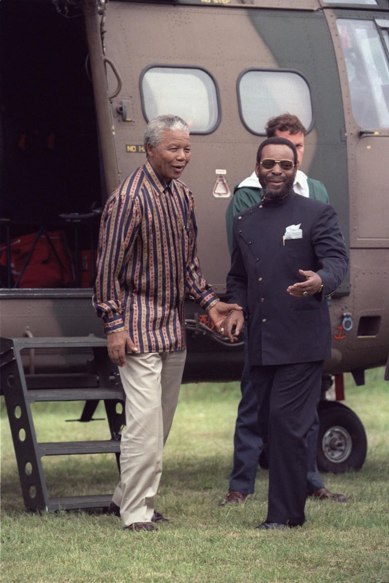 South African President Nelson Mandela greets Zulu King Goodwill Zwelithini after his arrival in Nongoma on January 19, 1996. AFP