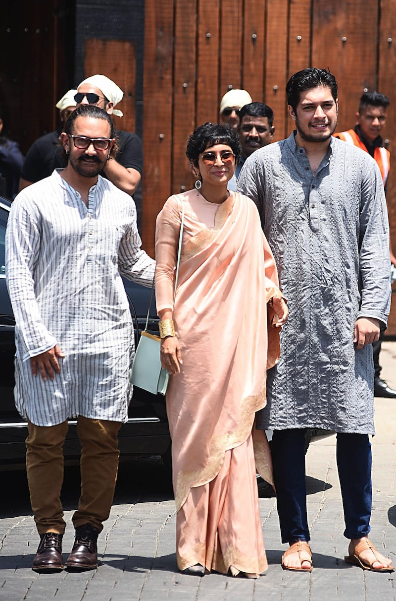 Aamir Khan (L), his wife, the director Kiran Rao (C) and son Juned Khan arrive ahead of the marriage ceremony of Bollywood actress Sonam Kapoor in Mumbai on May 8, 2018. / AFP PHOTO / Sujit Jaiswal