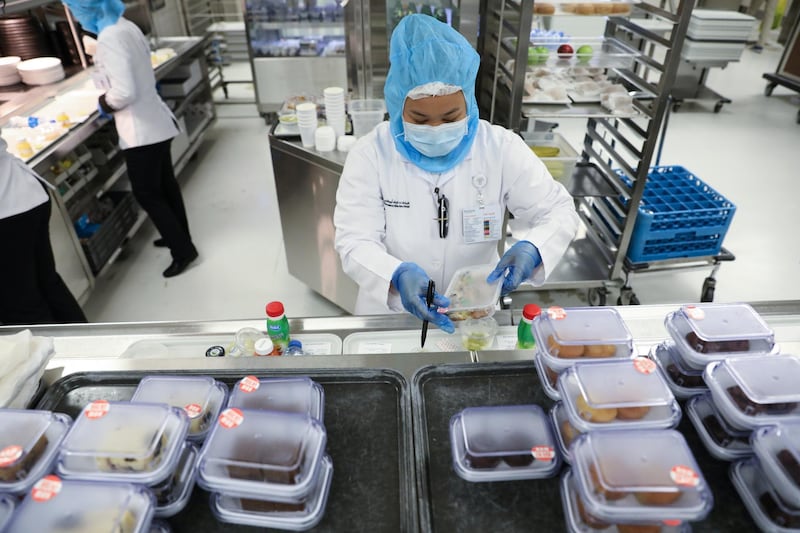 Hospital staff prepare meals for the coronavirus disease (COVID-19) positive patients, at the Cleveland Clinic hospital in Abu Dhabi, United Arab Emirates, April 20, 2020. Picture taken April 20, 2020.  REUTERS/Christopher Pike