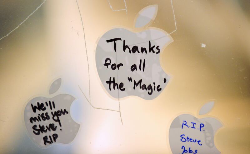 Messages on Apple stickers are left on the window of the Apple store in Pasadena, California, October 5, 2011.   Apple’s visionary co-founder died from cancer Wednesday at 56, a premature end for a man who revolutionized modern culture with ubiquitous inventions like the iPod and the iPad.    AFP PHOTO PHOTO / ROBYN BECK
 *** Local Caption ***  989113-01-08.jpg