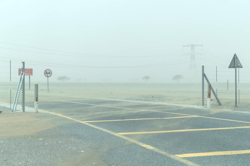 RAS AL KHAIMAH, UNITED ARAB EMIRATES. 09 AUGUST 2018. Extreme winds created sand storm conditions in the Emirates. Low visibility forced drivers to take extra caution while commuting. (Photo: Antonie Robertson/The National) Journalist: None. Section: National.